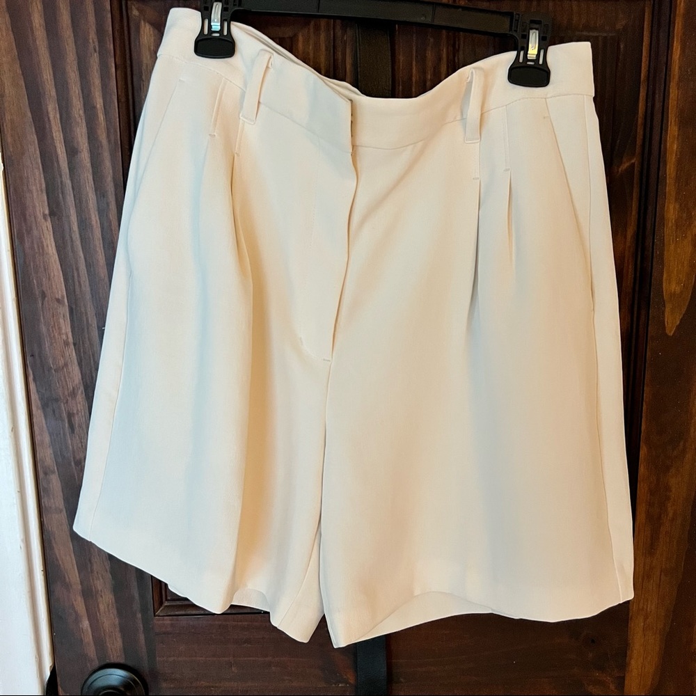 Wilfred from Aritzia trouser dress shorts. Cream size 12